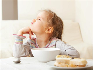 TÁC HẠI CỦA VIỆC TRẺ BỊ ÉP ĂN NHIỀU